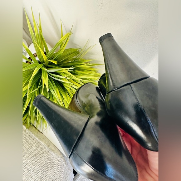 Stuart Weitzeman | Classic Leather Pumps - Picture 6 of 16